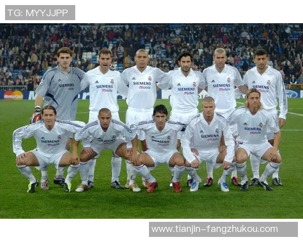 足球巨星九宫格合影展示全球顶级球员风采与辉煌瞬间